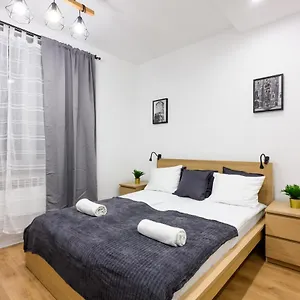 Hotel apartamentowy Cracow Rent - Spacious For 2-7 People In Quiet Area - Kolberga Street Nr 3 - 10 Min To Main Square By Foot